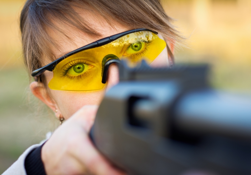 4012874-a-young-girl-with-a-gun-for-trap-shooting-and-shooting-glasses